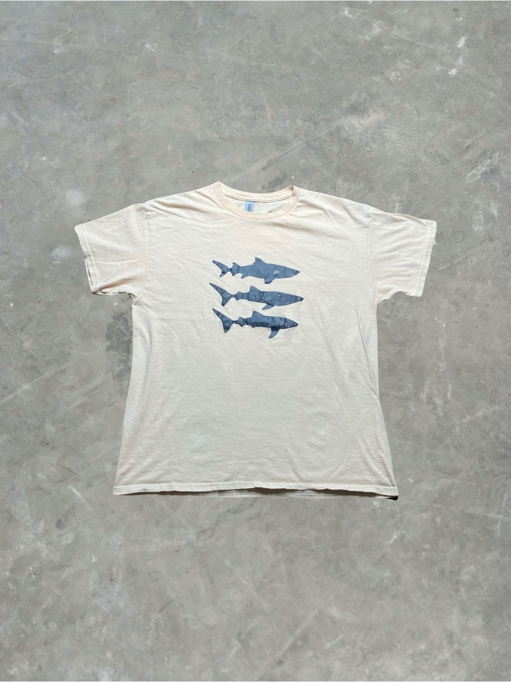 ☀️ Shark Silhouette Graphic Tee Gildan Peach T Shirt Mens L Ocean Beach Nautical